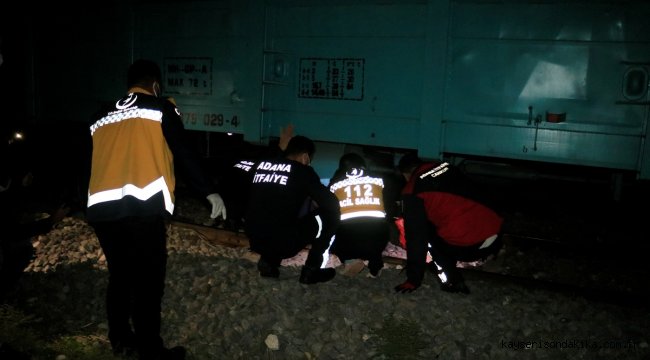Adana'da yük treninin çarptığı kişi ağır yaralandı