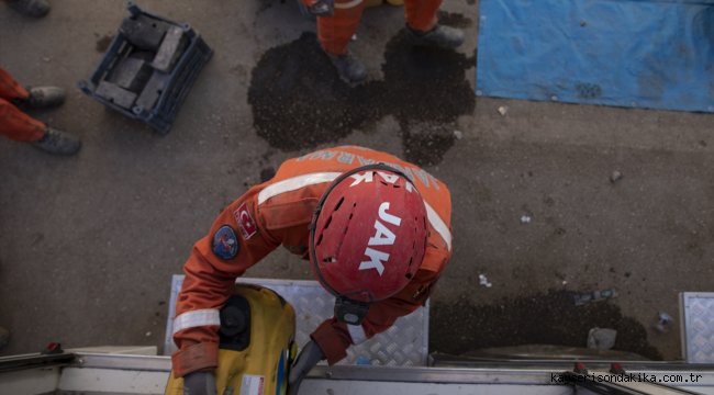 AFAD Başkanı Güllüoğlu, 6.6 büyüklüğünde depremin yaşandığı İzmir'de arama kurtarma ekiplerinin çalışmalarını tamamladığını bildirdi.