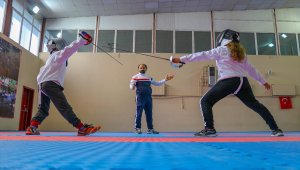 Ağaç dallarıyla başladığı eskrimde geleceğin şampiyonlarını yetiştiriyor