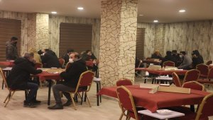 Ağrı'da Kovid-19 kurallarını ihlal ederek kafede okey oynayanlara 58 bin 500 lira ceza