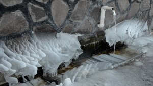 Ağrı ve Kars'ta dereler ile süs havuzları dondu