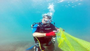 Alanya'da dalgıçlardan deniz dibi temizliği