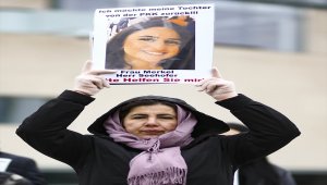 Almanya'da PKK tarafından kızı kaçırılan anne eylemini sürdürüyor