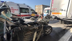 Anadolu Otoyolu'nda otomobil kamyonla çarpıştı: 4 yaralı