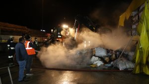 Anadolu Otoyolu'nda park halindeki tekstil yüklü tırda yangın çıktı