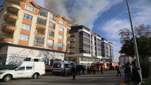 Ankara'da binanın çatı katında çıkan yangında 5 kişi dumandan etkilendi