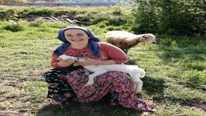 Annesi ölen kuzu, evin çocuklarının "arkadaşı" oldu