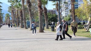 Antalya'da 65 yaş ve üstü vatandaşların deniz keyfi