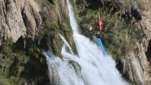 Antalya'da dağcılar şelaleye Türkiye ve Azerbaycan bayrakları astı