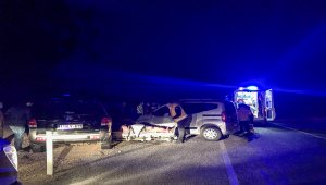 Antalya'da iki otomobil çarpıştı: 4 yaralı