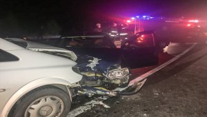 Antalya'da iki otomobil çarpıştı: 6 yaralı