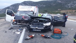Antalya'da kamyonetle otomobil çarpıştı: 1 ölü, 4 yaralı