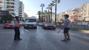 Antalya'da kırmızı ışıkta "jonglör" gösterisi
