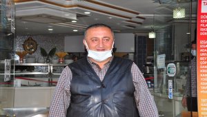 Antalya'da rüzgarla savrulan 4 bin 500 lira toplanarak sahibine ulaştırıldı