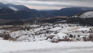 Antalya'nın yüksek kesimlerinde kar, sahilinde güneşli hava