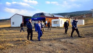 Ardahan Valisi Hüseyin Öner Yalnızçam Kayak Merkezi'ndeki sezon hazırlıklarını inceledi