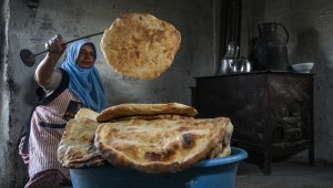 Arpaçay'daki köylü kadınlar imece usulü ekmek yaparak ilçedeki fırına gitmeye gerek duymuyor