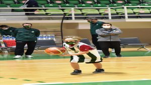Ayda ve Atakan, Bornova Belediyespor Basketbol Takımı'nın antrenmanına katıldı