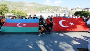Azerbaycan'ın zaferini bayraklı atlayışla kutladılar