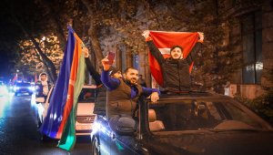 Azerbaycanlılar Dağlık Karabağ'da varılan anlaşmayı coşkuyla kutluyor