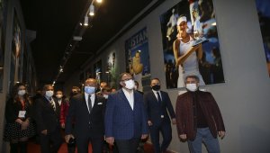 Bakan Kasapoğlu, şampiyonlara kupalarını verdi