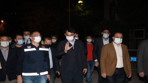 Bakan Kurum, ağır hasar gören binalarda ve enkaz alanlarında incelemelerde bulundu