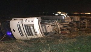 Balıkesir'de devrilen kamyonun dökülen kimyasal yükü muhafaza altına alındı