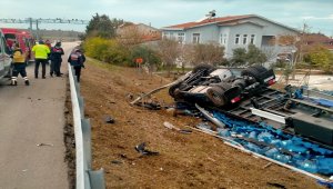 Balıkesir'de köpeğe çarpmamak için manevra yapan tır devrildi: 5 yaralı