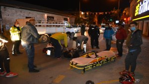 Balıkesir'de motosikletle hafif ticari aracın çarpışma anı güvenlik kamerasında