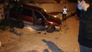 Balıkesir'de otomobil evin bahçesine devrildi 3 kişi yaralandı