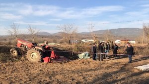 Balıkesir'de tarla sürerken traktörden düşen sürücü hayatını kaybetti