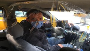 Bartın'da taksi şoförü koronavirüsten korunmak için sürücü bölümünü şeffaf brandayla izole etti 