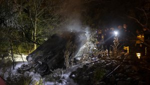 Başkentte devrilen otomobil alev aldı: 2 ölü, 2 yaralı