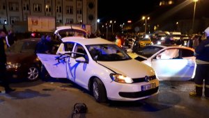 Bayburt'ta 3 otomobilin karıştığı zincirleme trafik kazasında 7 kişi yaralandı