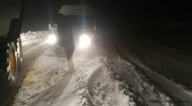 Bayburt'ta karda mahsur kalan bir kişi kurtarıldı