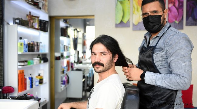 Belediye çalışanı 2 yıldır uzattığı saçlarını kanser hastaları için bağışladı
