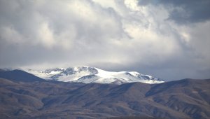 Bingöl'de yüksek kesimlere kar yağdı
