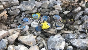 Bitlis'te mağara ve sığınaklarda PKK'lı teröristlere ait patlayıcı ve yaşam malzemeleri bulundu