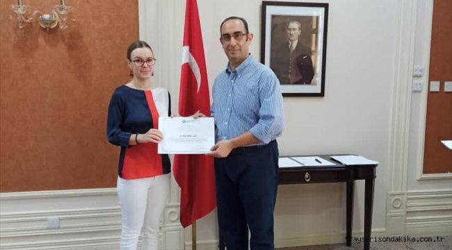 Brunei'de Yunus Emre Enstitüsünün Türkçe kursunu bitirenler sertifikalarını aldı