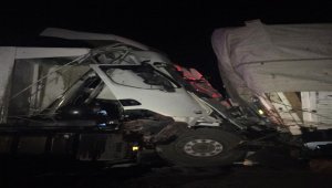 Burdur'da tırla kamyon çarpıştı: 1 ölü 