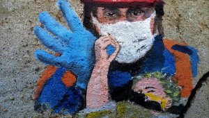 Burdurlu Güzel Sanatlar öğrencisi, minik Elif'in enkazdan kurtarılış anını duvara resmetti