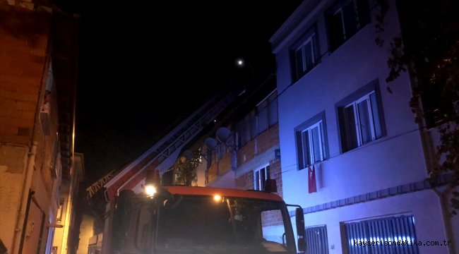 Bursa'da bir itfaiyeci müdahale ettikleri yanan evin ikinci katından düştü