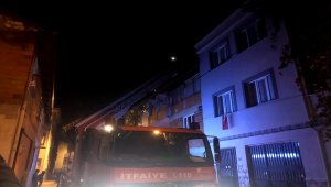 Bursa'da bir itfaiyeci müdahale ettikleri yanan evin ikinci katından düştü
