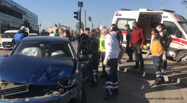 Bursa'da kuvözdeki bebeği hastaneye nakleden ambulans kaza yaptı: 2 yaralı