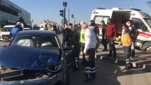 Bursa'da kuvözdeki bebeği hastaneye nakleden ambulans kaza yaptı: 2 yaralı