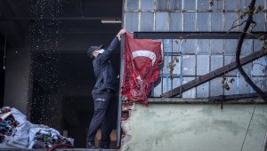 Bursa'da yangında zarar gören Türk bayrağını polis ekipleri koruma altına aldı