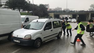 Bursa'da yola dökülen motor yağı sürücülere zor anlar yaşattı