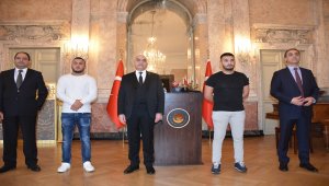 Büyükelçi Ceyhun Avusturya'daki saldırıda polisi kurtaran Türk gençlerle görüştü