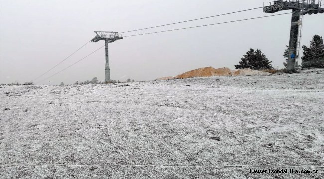 Cıbıltepe Kayak Merkezi'ne mevsimin ilk karı düştü