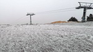 Cıbıltepe Kayak Merkezi'ne mevsimin ilk karı düştü
